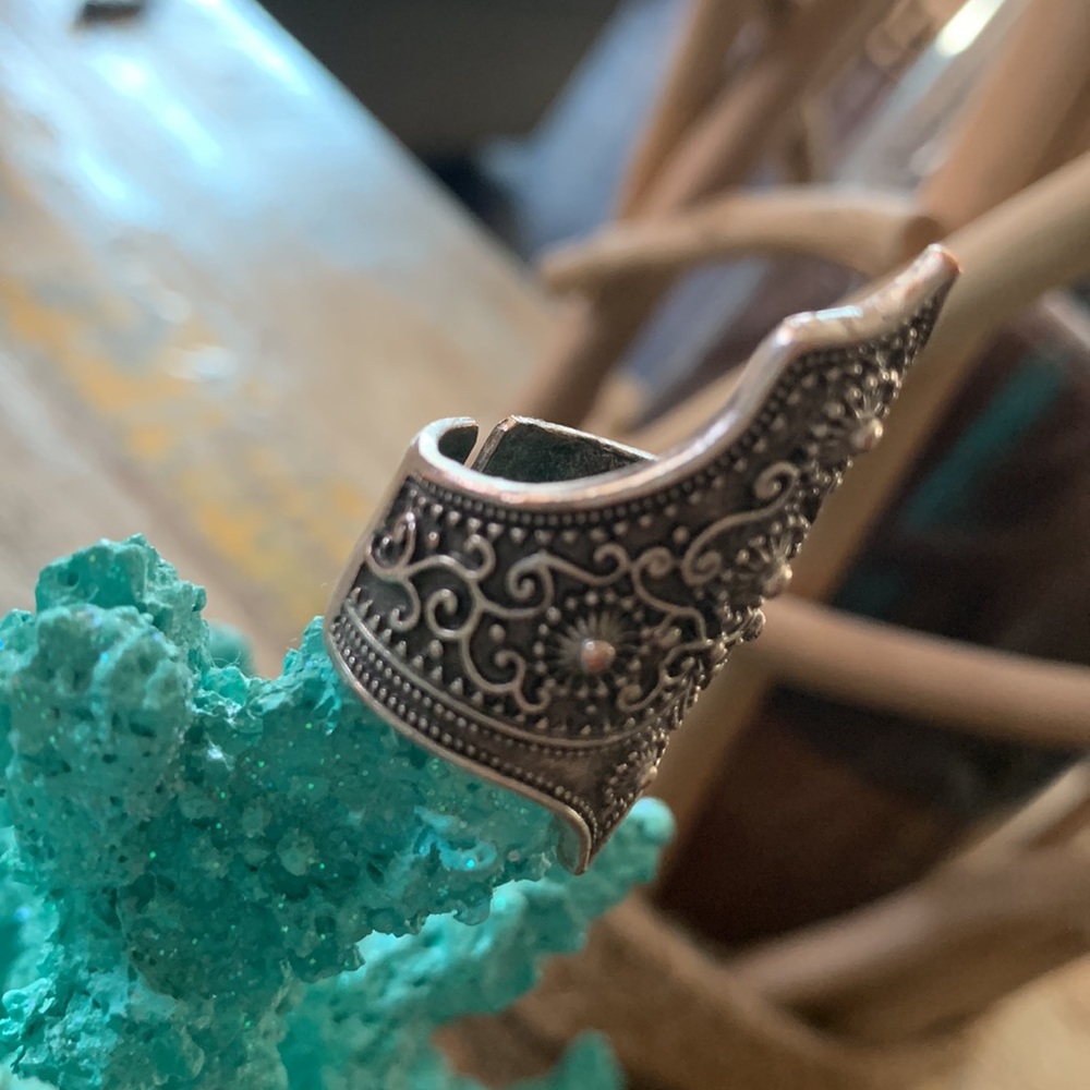 Free people ring adjustable but fits a 7 now preowned - Picture 2 of 7